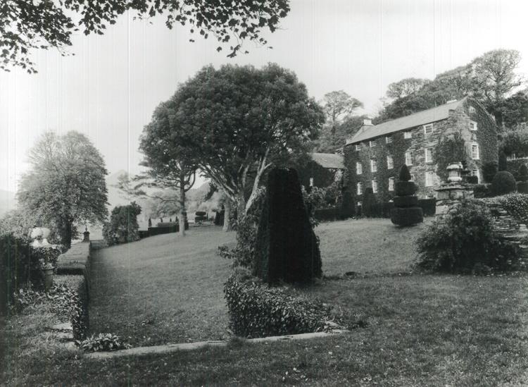 Plas Brondanw, ar gyfer Country Life, 1930.